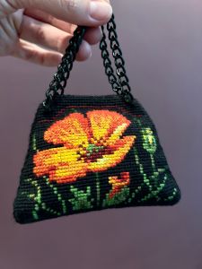 2231 - Игольница-сумочка. Маки