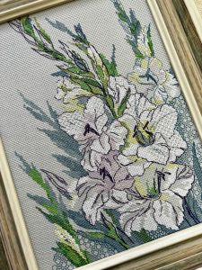 2297 - Белые гладиолусы