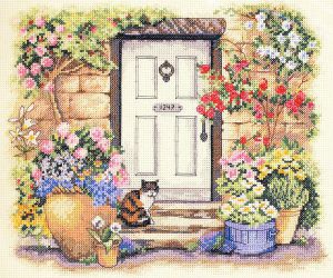 35233 - Котёнок у двери в саду