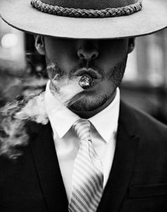 ag814 - Мужчина с сигарой