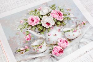 b2317 - Чайный сервиз и розы