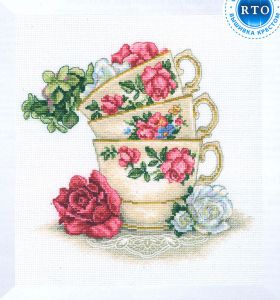 m622 - Чашка чая с лепестками роз