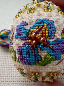 В222 - Пасхальное яйцо. Ирисы