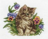 Котенок в фиалках