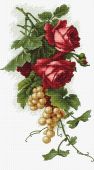Красные розы с виноградом