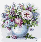 Нежные цветы в белой вазе